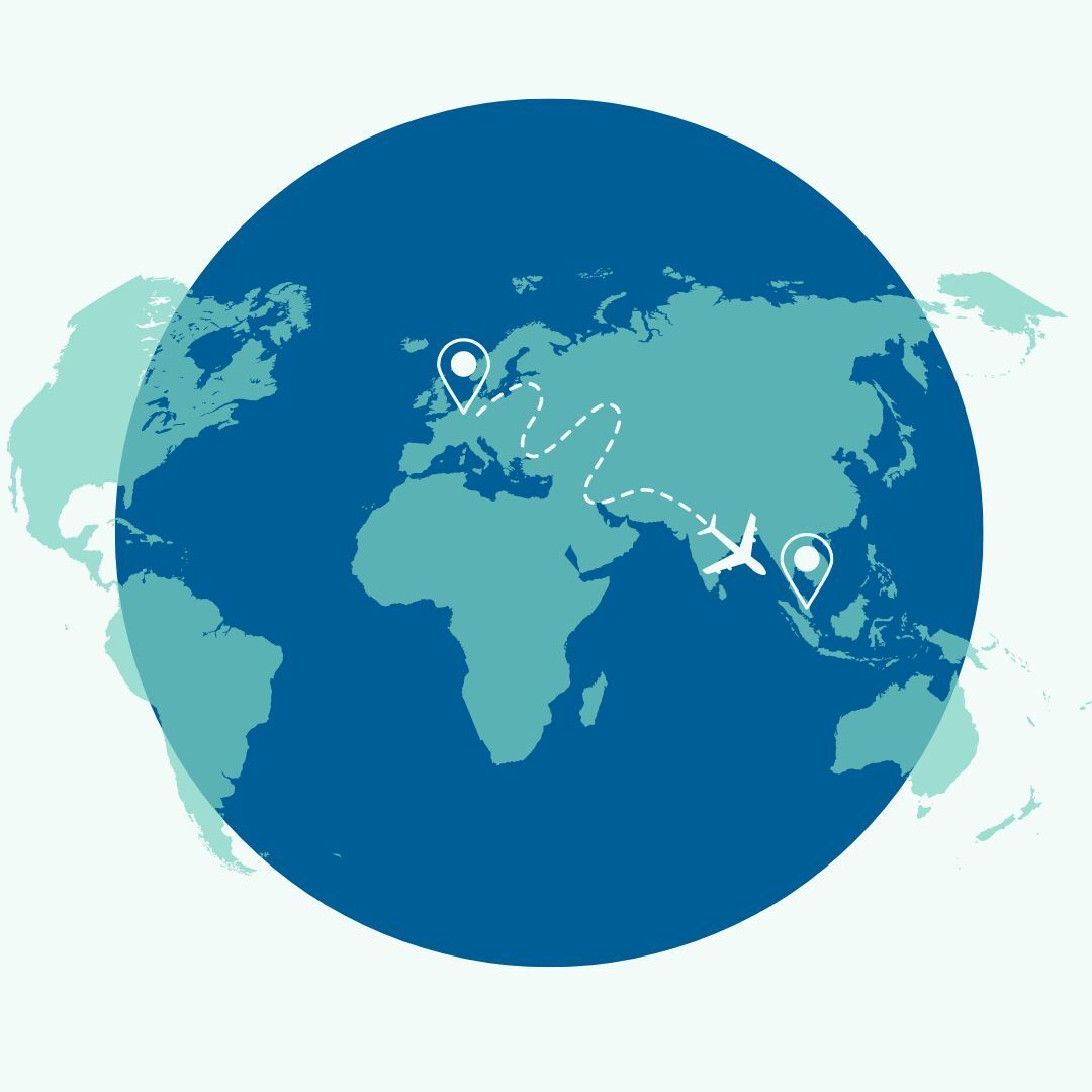 Illustratie van een wereldkaart met een gestippelde vliegroute van Europa naar Zuidoost-Azië, aangegeven met locatiepinnen en een vliegtuigicoon halverwege de route.