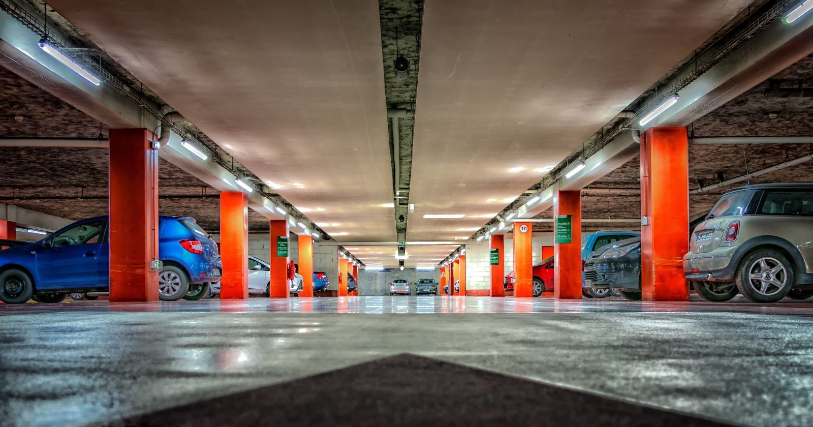 Parkeren op Schiphol, P1, P3 en valet parking uitgelegd