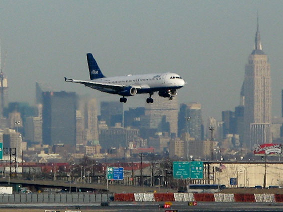 Vliegtuig land op de luchthaven Newark