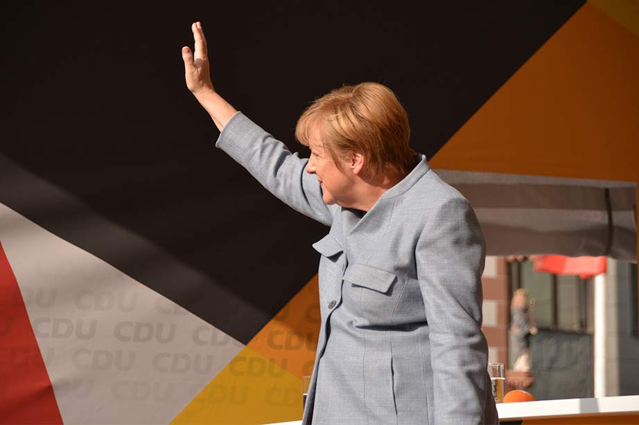 Een zwaaiende bondskanselier Angela Merkel