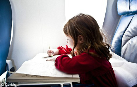 Een kind aan het kleuren in het vliegtuig