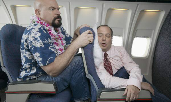 Twee passagiers in een vliegtuig