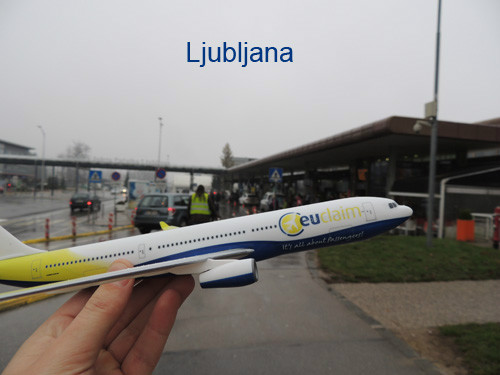 EUclaim vliegtuigje op de luchthaven van Ljubljana