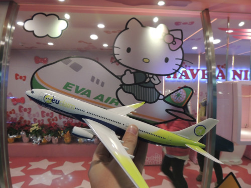 EUclaim vliegtuigje in de lounge van Eva Air