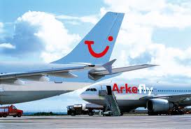 Arkefly vliegtuigen staan stil op de luchthaven