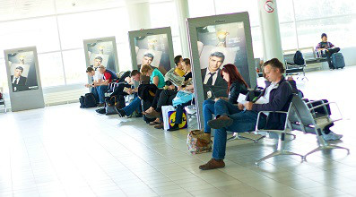 Passagiers aan het wachten op een luchthaven