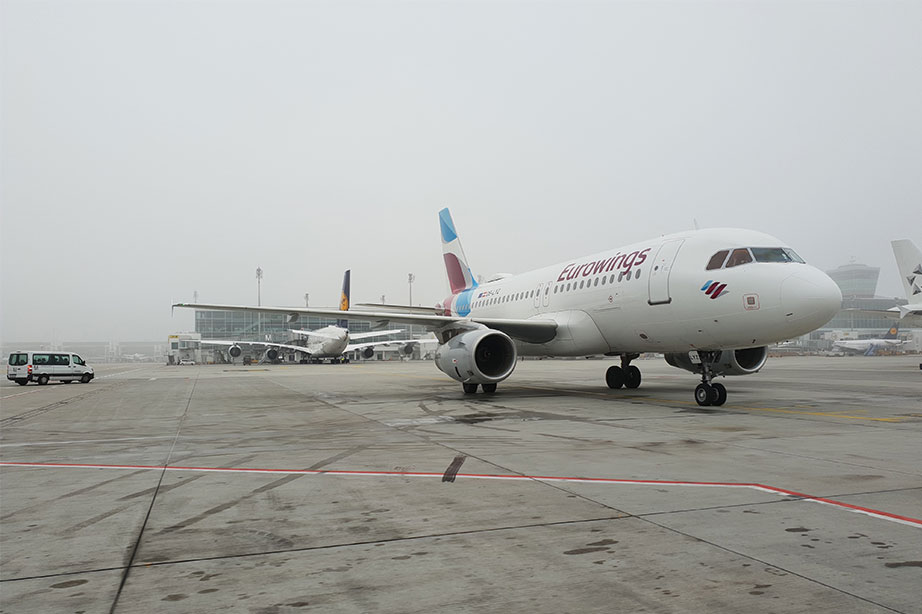 mist op het vliegveld met eurowings vliegtuig geparkeerd