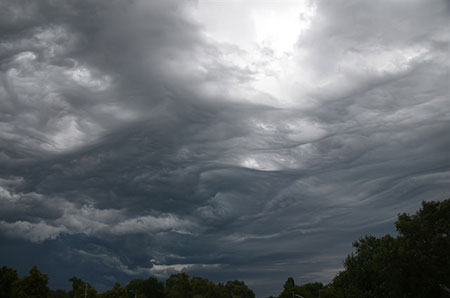 Donkere wolken in de lucht