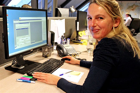 Medewerker Christy achter haar computer