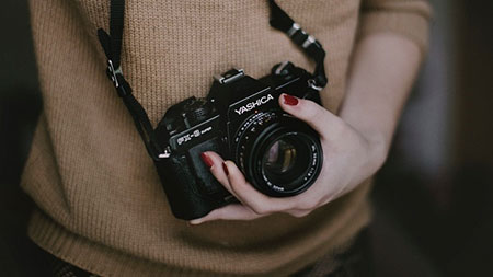 vrouw houdt camera vast