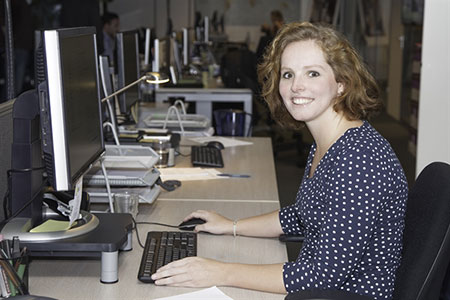 Marieke Hoetink achter de computer