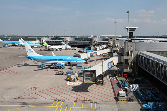 Vliegtuigen aan de gate Schiphol