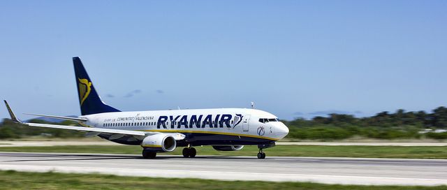 Landend Ryanair vliegtuig op de landingsbaan