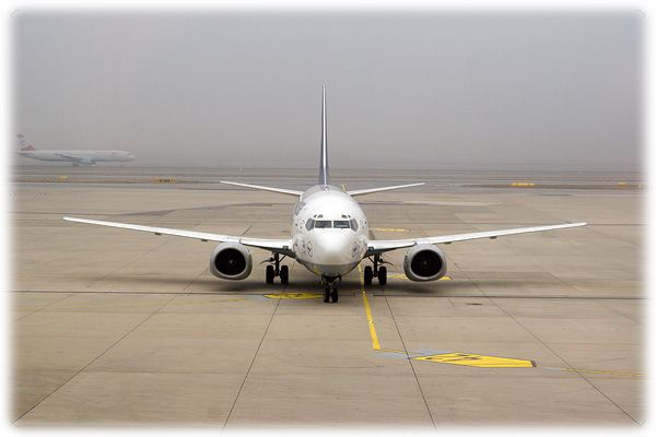 Vliegtuigen landen op de luchthaven