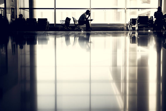 Wachtende passagiers op de luchthaven