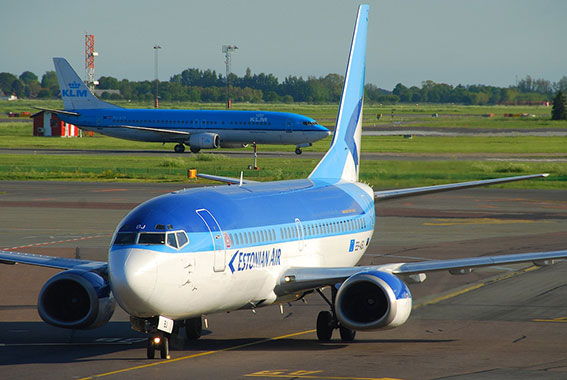 estonian air vliegtuig op schiphol