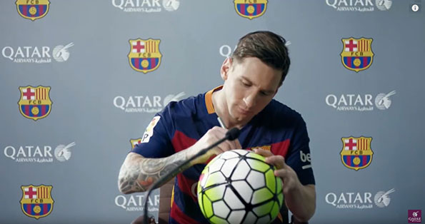 Qatar Airlines gebruikt FC Barcelona in hun veiligheidsinstructies. Lionel Messi signeert een bal.