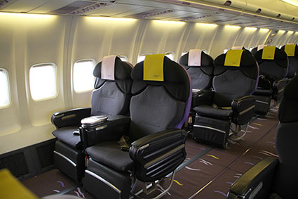 Er zijn ruime, comfortabele stoelen geïnstalleerd in deze Boeing 737-700 NG.