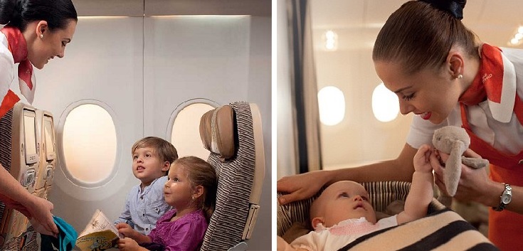 Tijdens het vliegen passen deze stewadressen op kinderen, dan blijven de babies hopelijk stil in het vliegtuig.