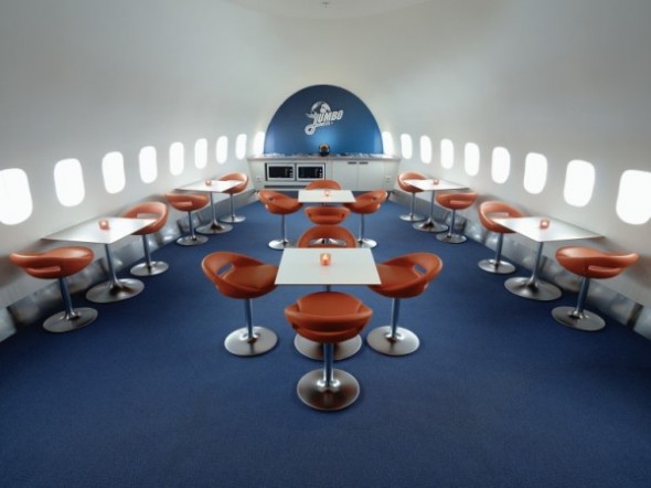 Het café met bar in het Jumbo Stay vliegtuig hostel in Zweden. 