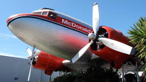 Dit bijzondere McDonalds restaurant bevindt zich in een oud vliegtuig.