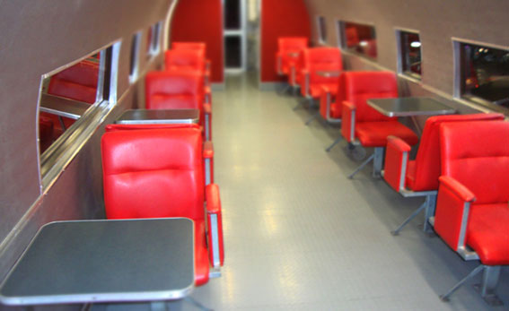 Het interieur van het McDonalds vliegtuig restaurand ziet er modern uit.