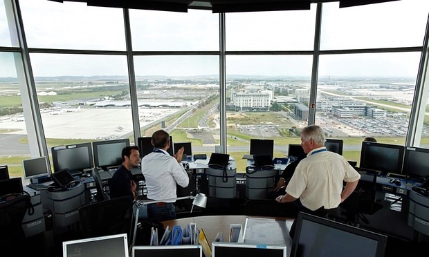 luchtverkeersleiders in verkeerstoren