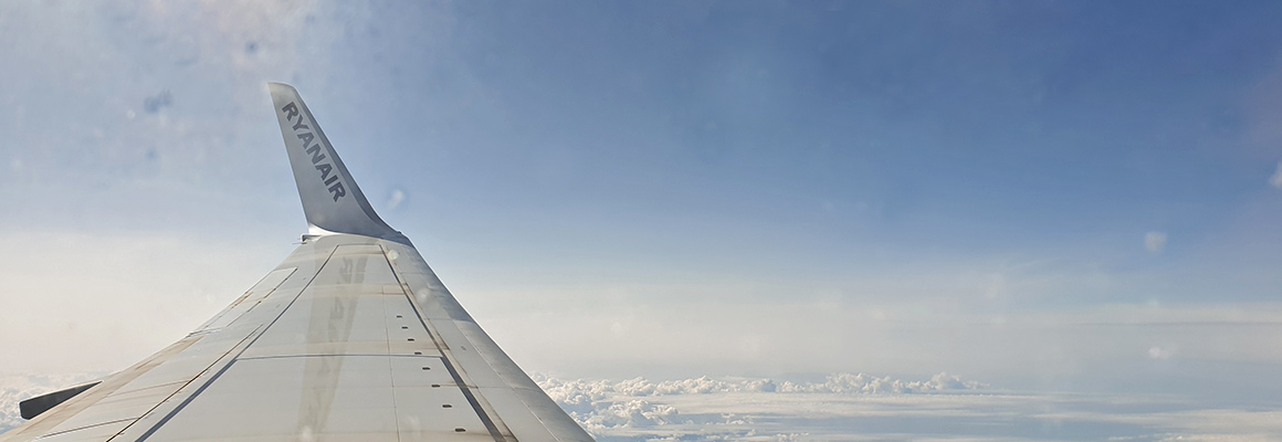 Vleugel van een Ryanair vliegtuigtoestel in de lucht