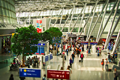 Passagiers in vertrekhal luchthaven