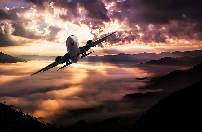 Vliegtuig met zonsondergang