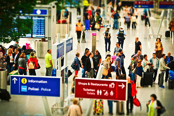 Wachtende mensen op Schiphol