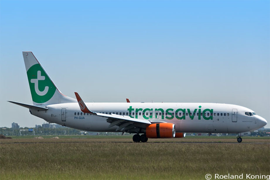 Transavia vliegtuig op landingsbaan