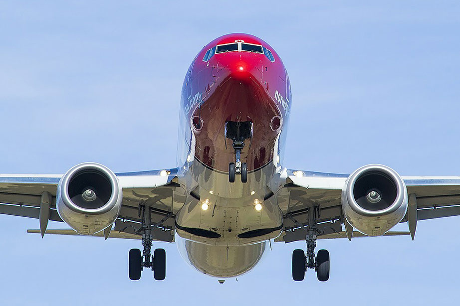 Norwegian vliegtuig van dichtbij aan het landen