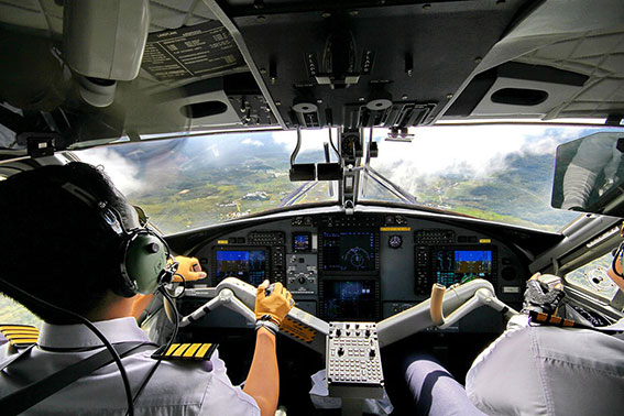 piloten in cockpit aan het vliegen