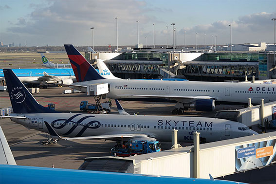 vliegtuigen aan gate op schiphol