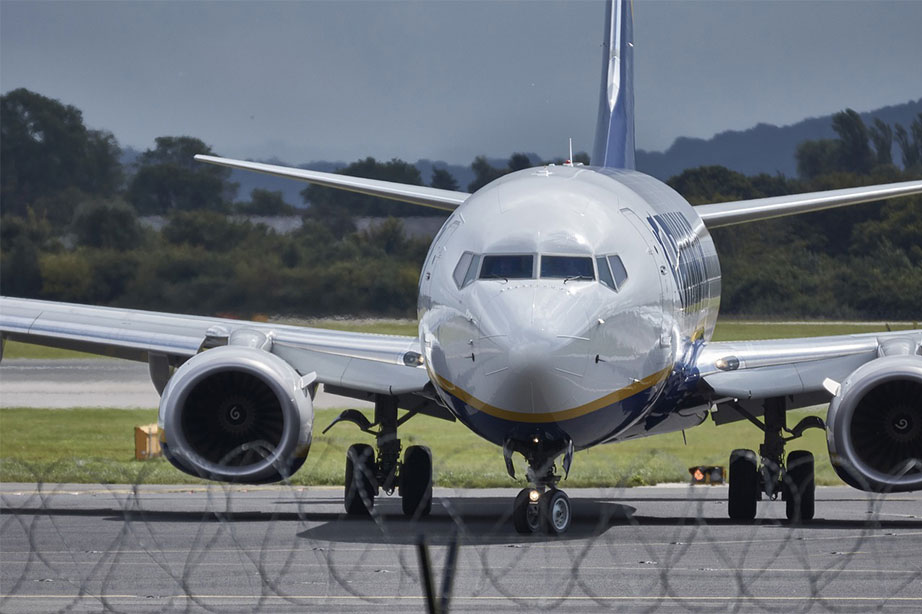 vliegtuig ryanair van dichtbij op landingsbaan