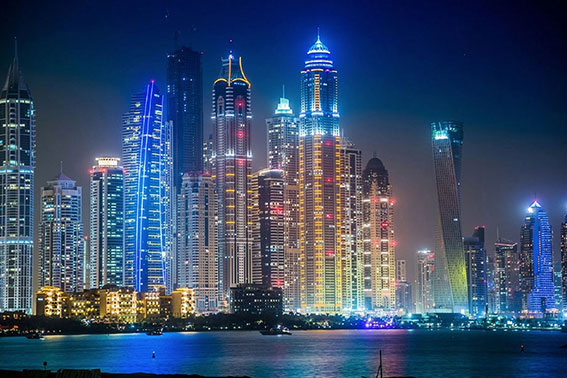 Dubai skyline 's nachts verlicht