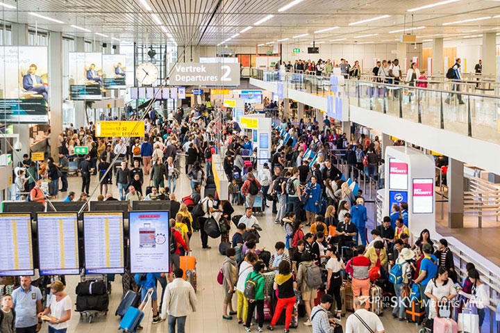 Drukke vertrekhal Schiphol