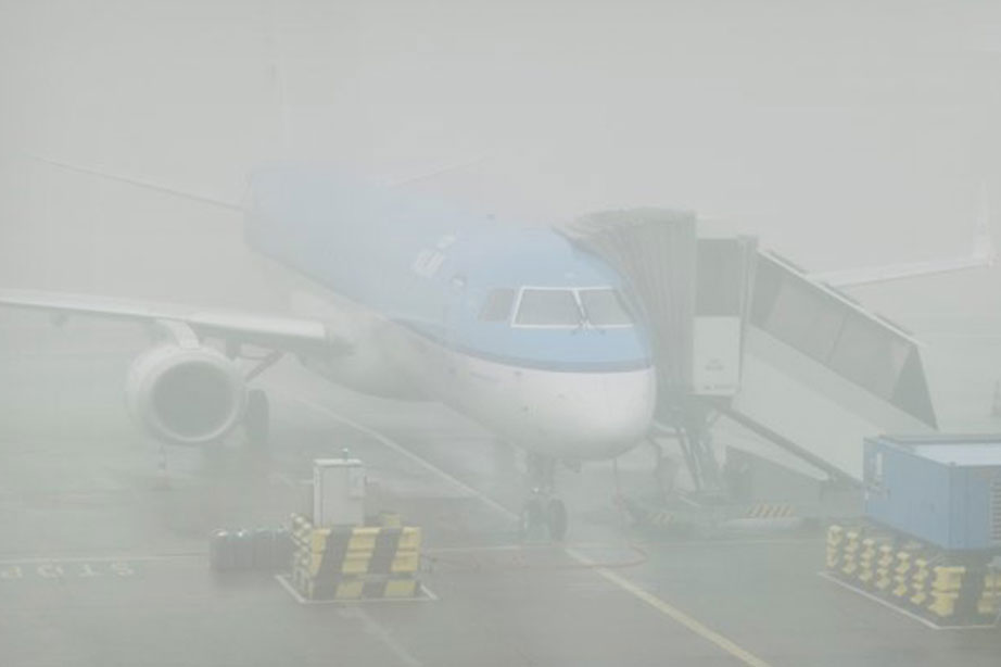 dichte mist klm vliegtuig schiphol