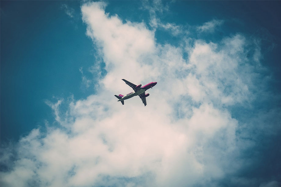 Wizz air vliegtuig in de wolken