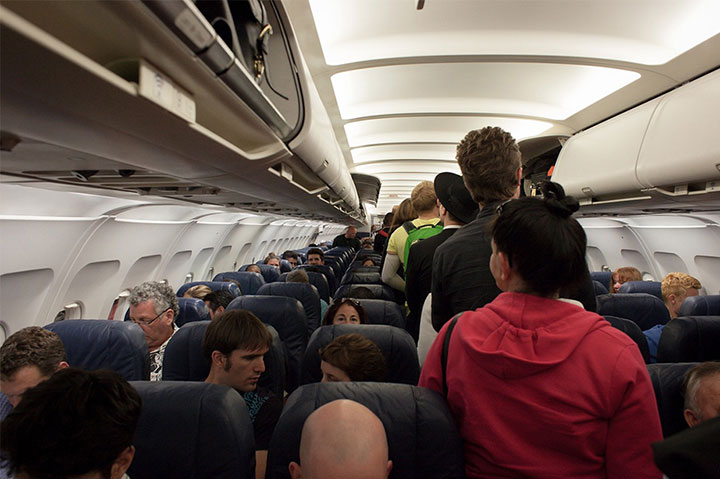 passagiers in het vliegtuig in de rij