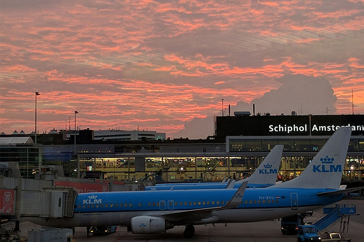 Schiphol met roze avondlucht klm vliegtuigen