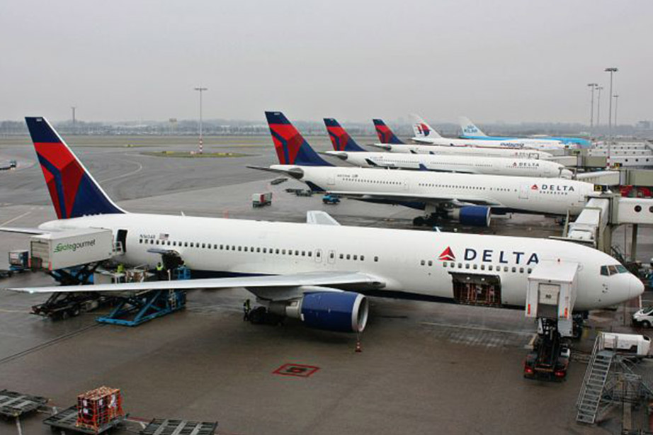 Delta airlines vliegtuigen op vliegveld regenachtig