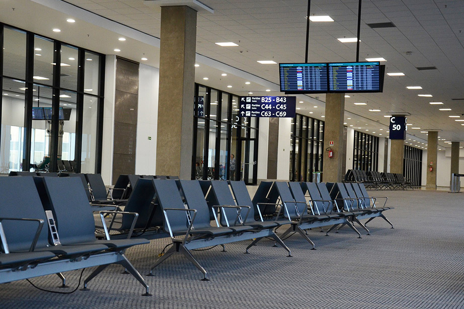 stoelen bij gate op vliegveld