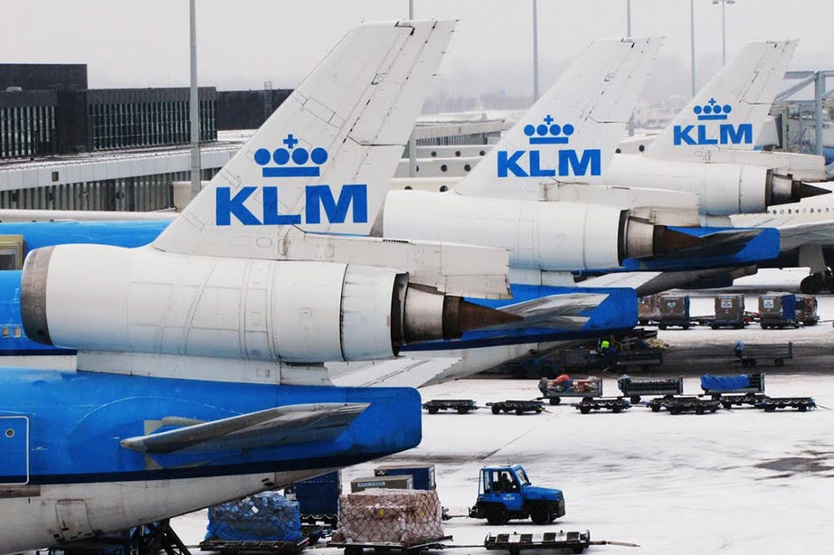 KLM vliegtuigen in de sneeuw op Schiphol