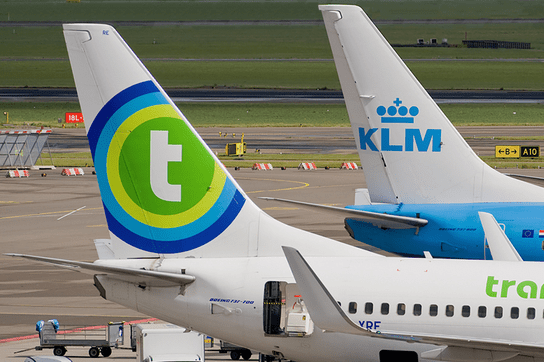transavia en klm vliegtuig naast elkaar op vliegveld geparkeerd