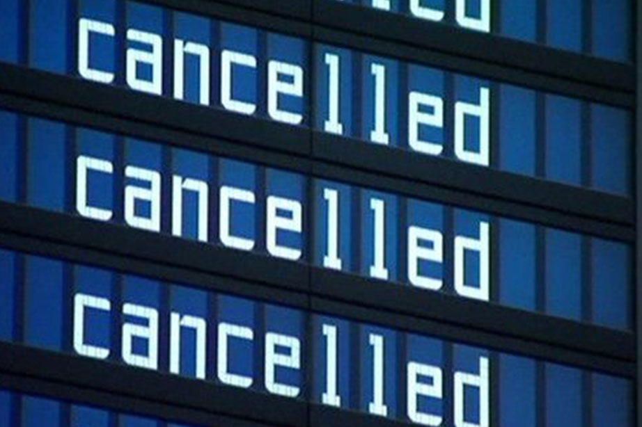 vertrekbord luchthaven met cancelled vluchten