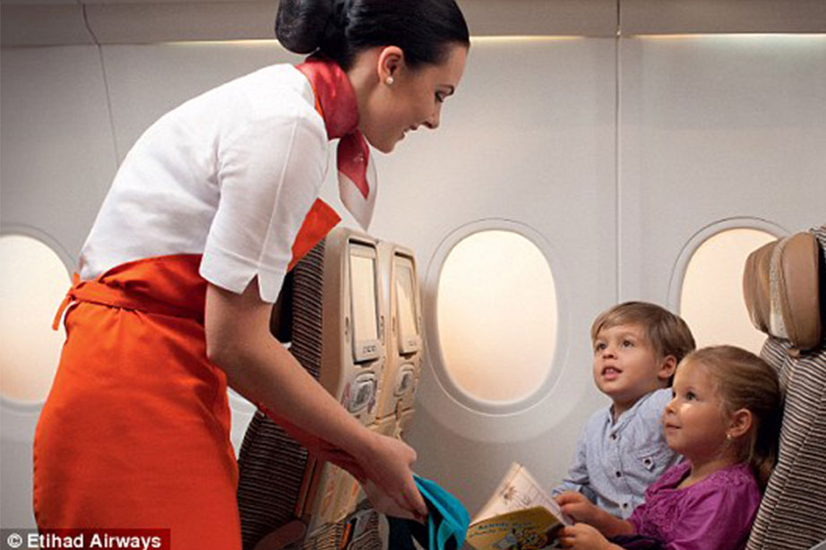 Etihad nanny met twee kinderen in het vliegtuig