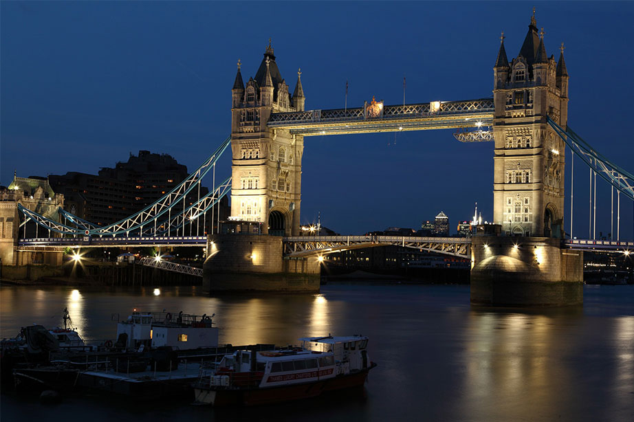 London bridge verlicht in de avond aan de theems