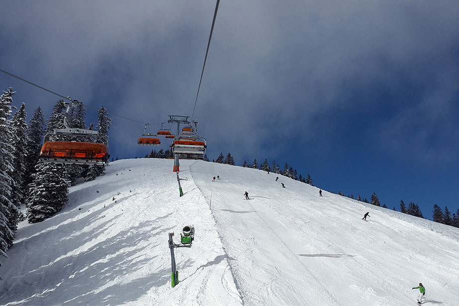 piste met sneeuw en stoeltjeslift